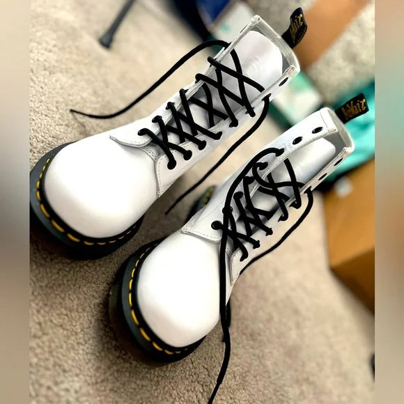 Women’s Dr. Martens Boot. EXCELLENT condition, worn once. Size 8 - Picture 1 of 5